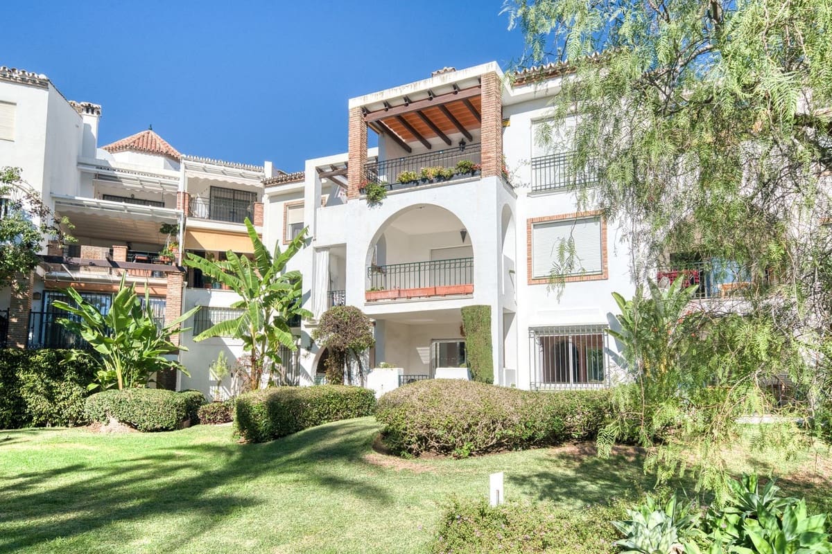 2 bedroom Apartment for sale in Estepona with pool garage - € 390,000 (Ref: 9397926)