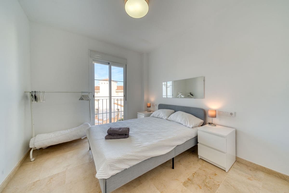 2 soverom Leilighet til salgs i La Duquesa / Puerto de la Duquesa med svømmebasseng garasje - € 210 000 (Ref: 9402681)