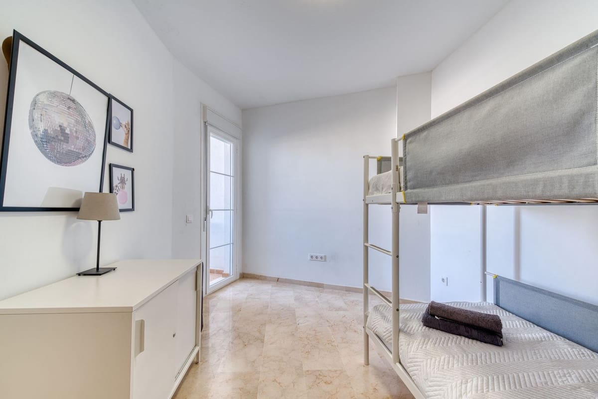 2 soverom Leilighet til salgs i La Duquesa / Puerto de la Duquesa med svømmebasseng garasje - € 210 000 (Ref: 9402681)