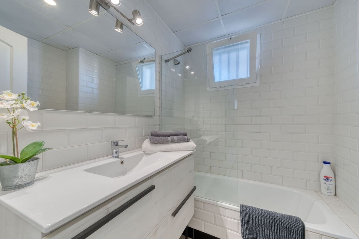 2 soverom Leilighet til salgs i La Duquesa / Puerto de la Duquesa med svømmebasseng garasje - € 210 000 (Ref: 9402681)