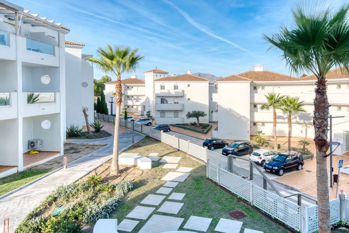2 soverom Leilighet til salgs i La Duquesa / Puerto de la Duquesa med svømmebasseng garasje - € 210 000 (Ref: 9402681)