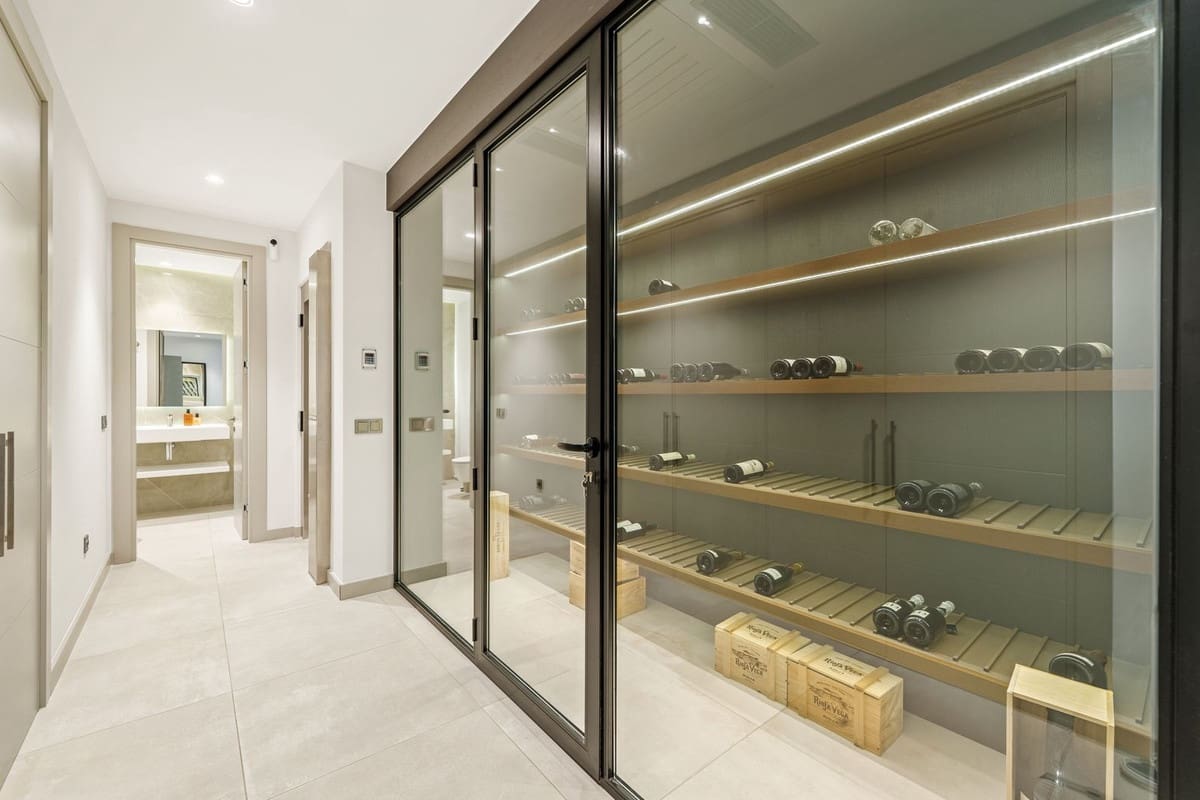 5 bedroom Villa for sale in Marbella with pool garage - € 4,895,000 (Ref: 9404731)