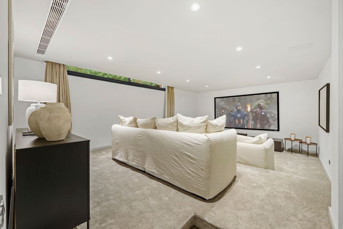 5 bedroom Villa for sale in Marbella with pool garage - € 4,895,000 (Ref: 9404731)