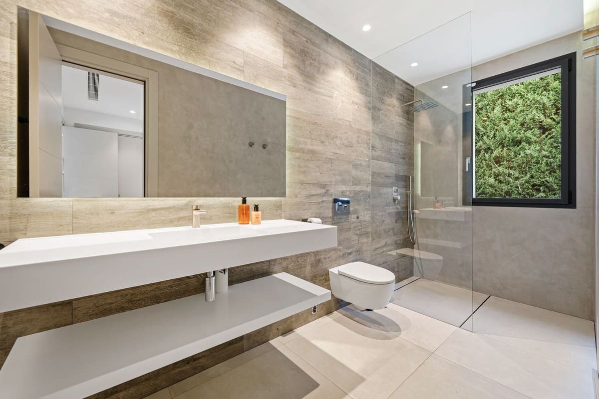 5 bedroom Villa for sale in Marbella with pool garage - € 4,895,000 (Ref: 9404731)