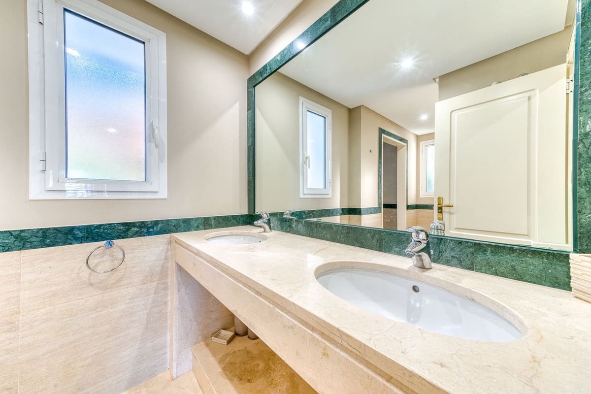 3 slaapkamer Appartement te koop in La Quinta met zwembad garage - € 650.000 (Ref: 9405782)