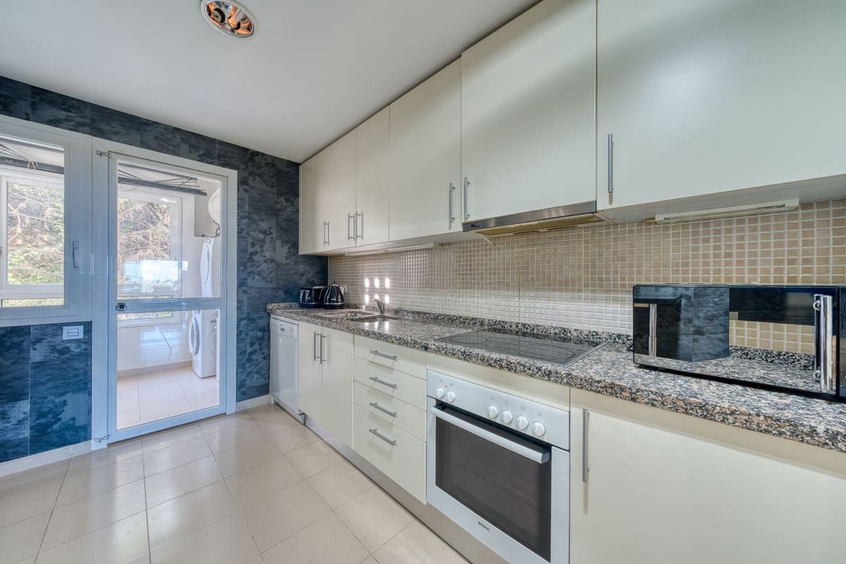 3 bedroom Apartment for sale in La Quinta with pool garage - € 587,000 (Ref: 9405782)