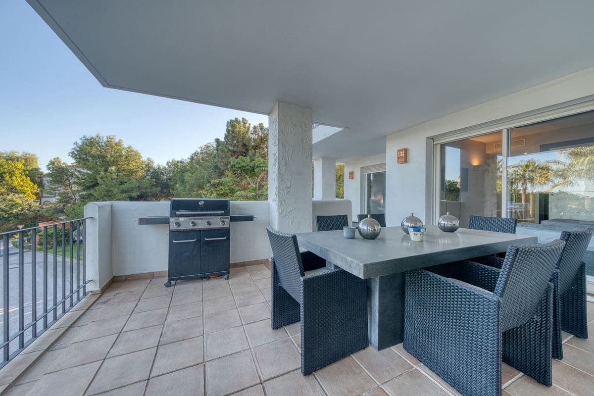 3 bedroom Apartment for sale in La Quinta with pool garage - € 587,000 (Ref: 9405782)