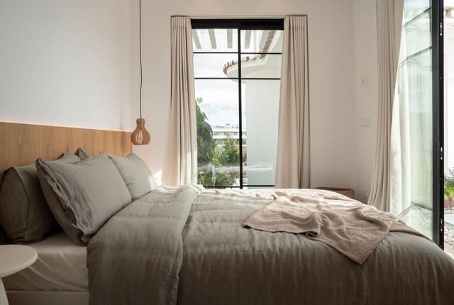 5 makuuhuone Huvila myytävänä paikassa Nueva Andalucia, Marbella mukana uima-altaan 
autotalli - 2 149 000 € (Ref: 9405784)