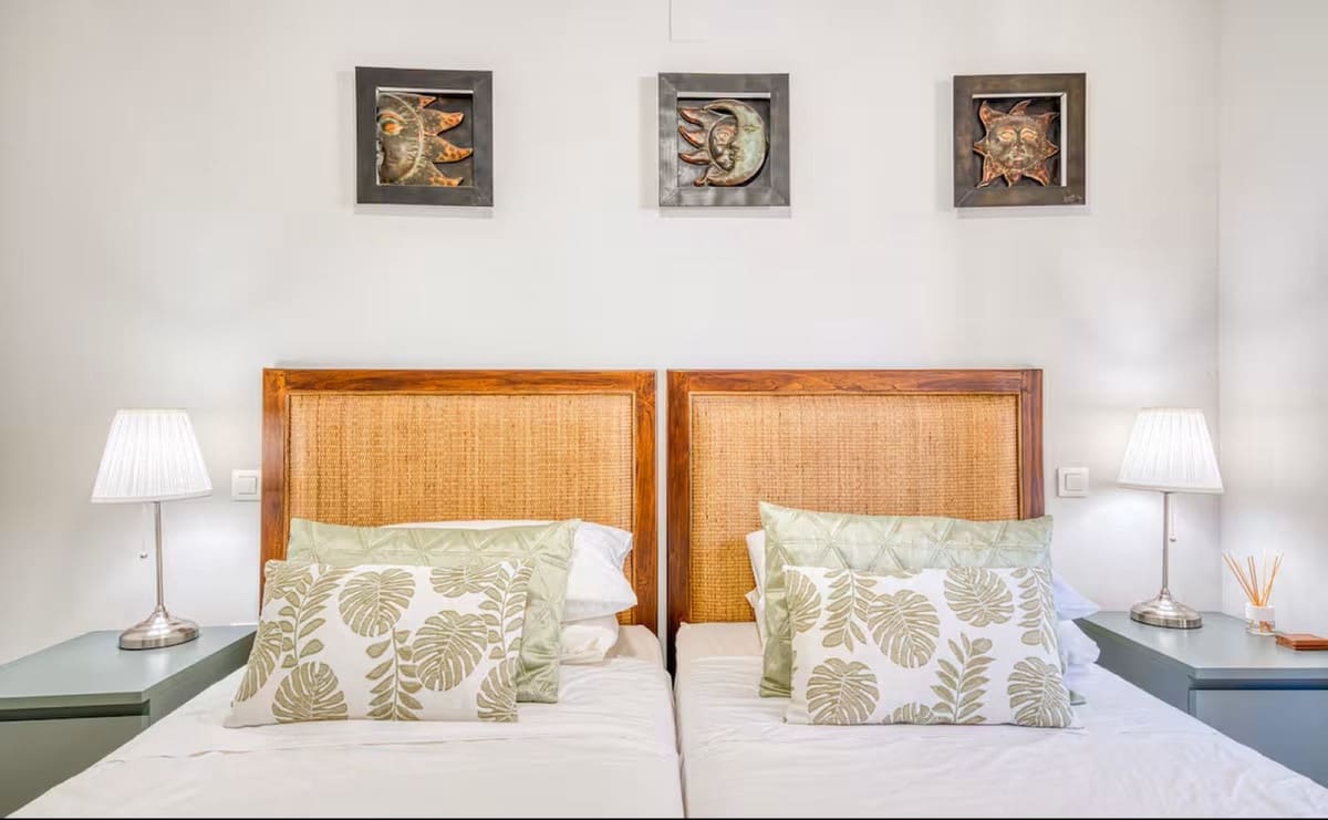 2 soverom Leilighet til leie i La Duquesa / Puerto de la Duquesa med svømmebasseng garasje - € 1 300 (Ref: 9409684)