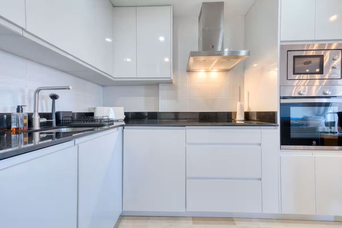 2 soverom Leilighet til leie i La Duquesa / Puerto de la Duquesa med svømmebasseng garasje - € 1 300 (Ref: 9409684)