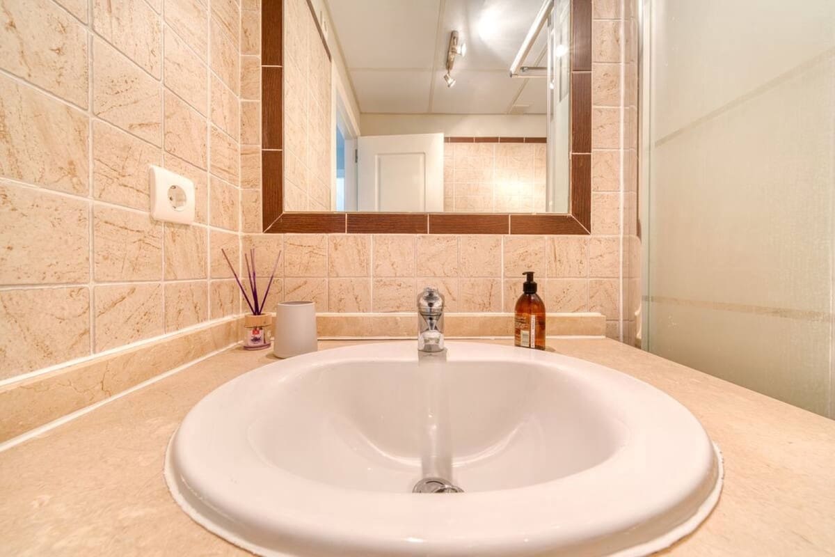 2 soverom Leilighet til leie i La Duquesa / Puerto de la Duquesa med svømmebasseng garasje - € 1 300 (Ref: 9409684)