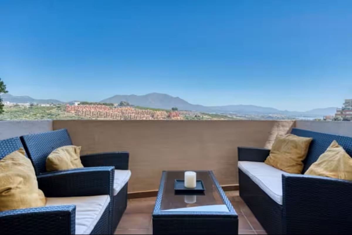 2 soverom Leilighet til leie i La Duquesa / Puerto de la Duquesa med svømmebasseng garasje - € 1 300 (Ref: 9409684)