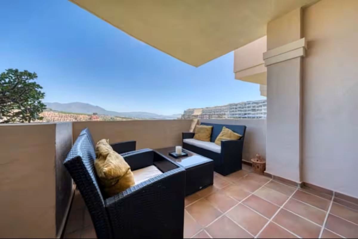 2 soverom Leilighet til leie i La Duquesa / Puerto de la Duquesa med svømmebasseng garasje - € 1 300 (Ref: 9409684)