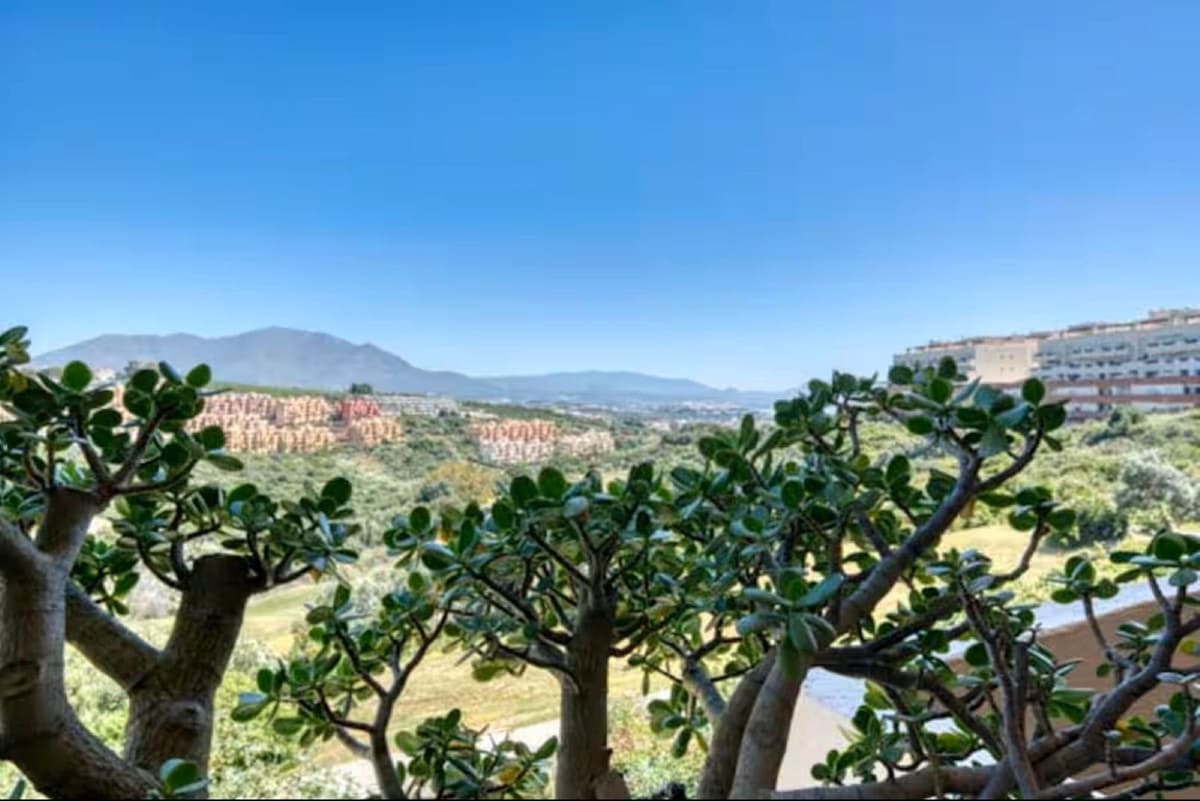 2 soverom Leilighet til leie i La Duquesa / Puerto de la Duquesa med svømmebasseng garasje - € 1 300 (Ref: 9409684)