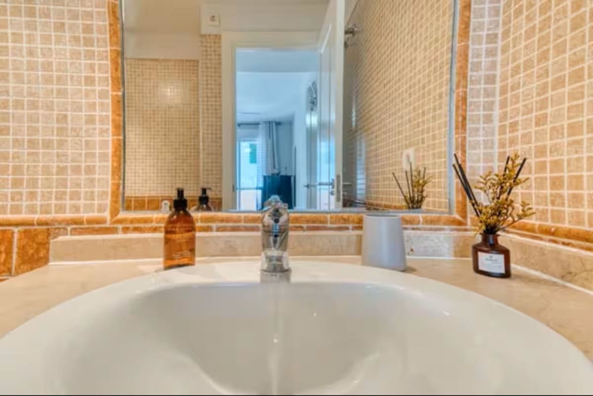 2 soverom Leilighet til leie i La Duquesa / Puerto de la Duquesa med svømmebasseng garasje - € 1 300 (Ref: 9409684)