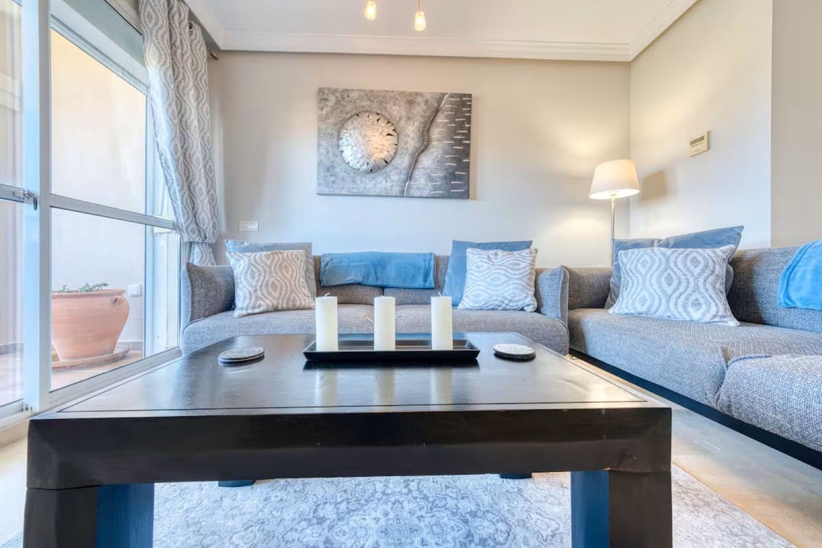 2 soverom Leilighet til leie i La Duquesa / Puerto de la Duquesa med svømmebasseng garasje - € 1 300 (Ref: 9409684)