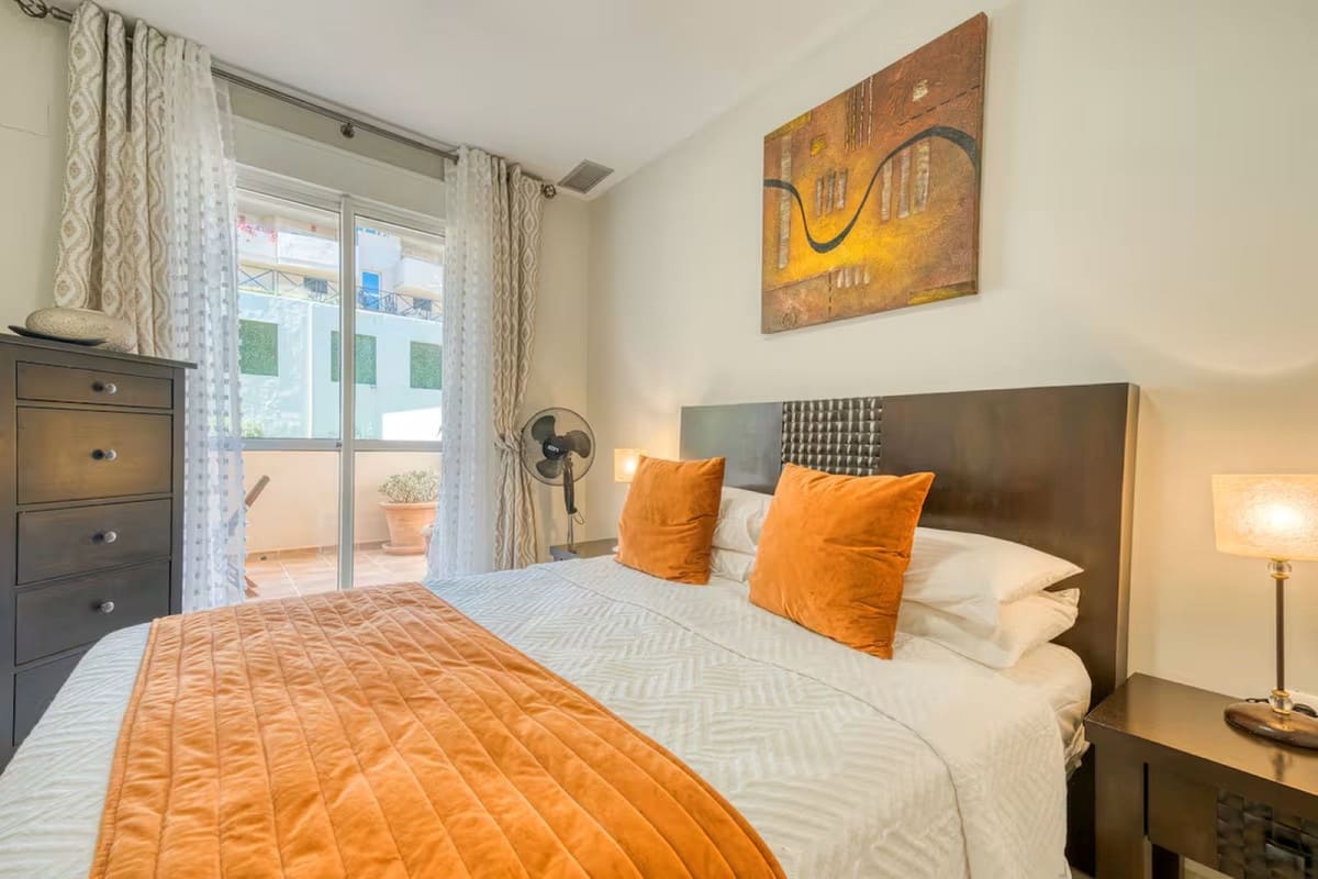 2 soverom Leilighet til leie i La Duquesa / Puerto de la Duquesa med svømmebasseng garasje - € 1 300 (Ref: 9409684)