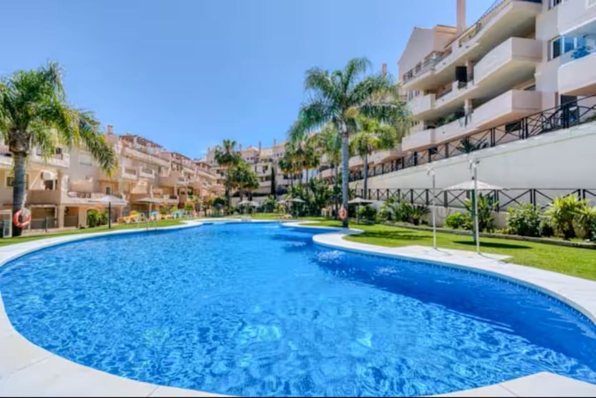 2 soverom Leilighet til leie i La Duquesa / Puerto de la Duquesa med svømmebasseng garasje - € 1 300 (Ref: 9409684)