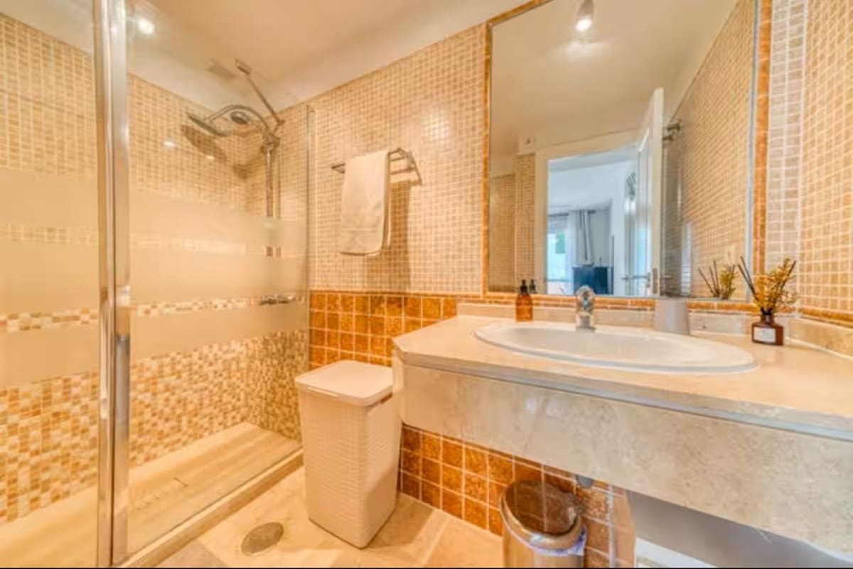 2 soverom Leilighet til leie i La Duquesa / Puerto de la Duquesa med svømmebasseng garasje - € 1 300 (Ref: 9409684)