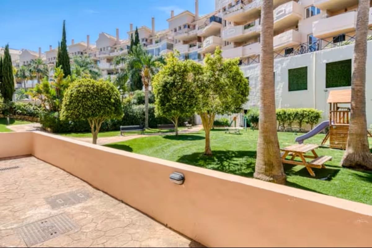 2 soverom Leilighet til leie i La Duquesa / Puerto de la Duquesa med svømmebasseng garasje - € 1 300 (Ref: 9409684)