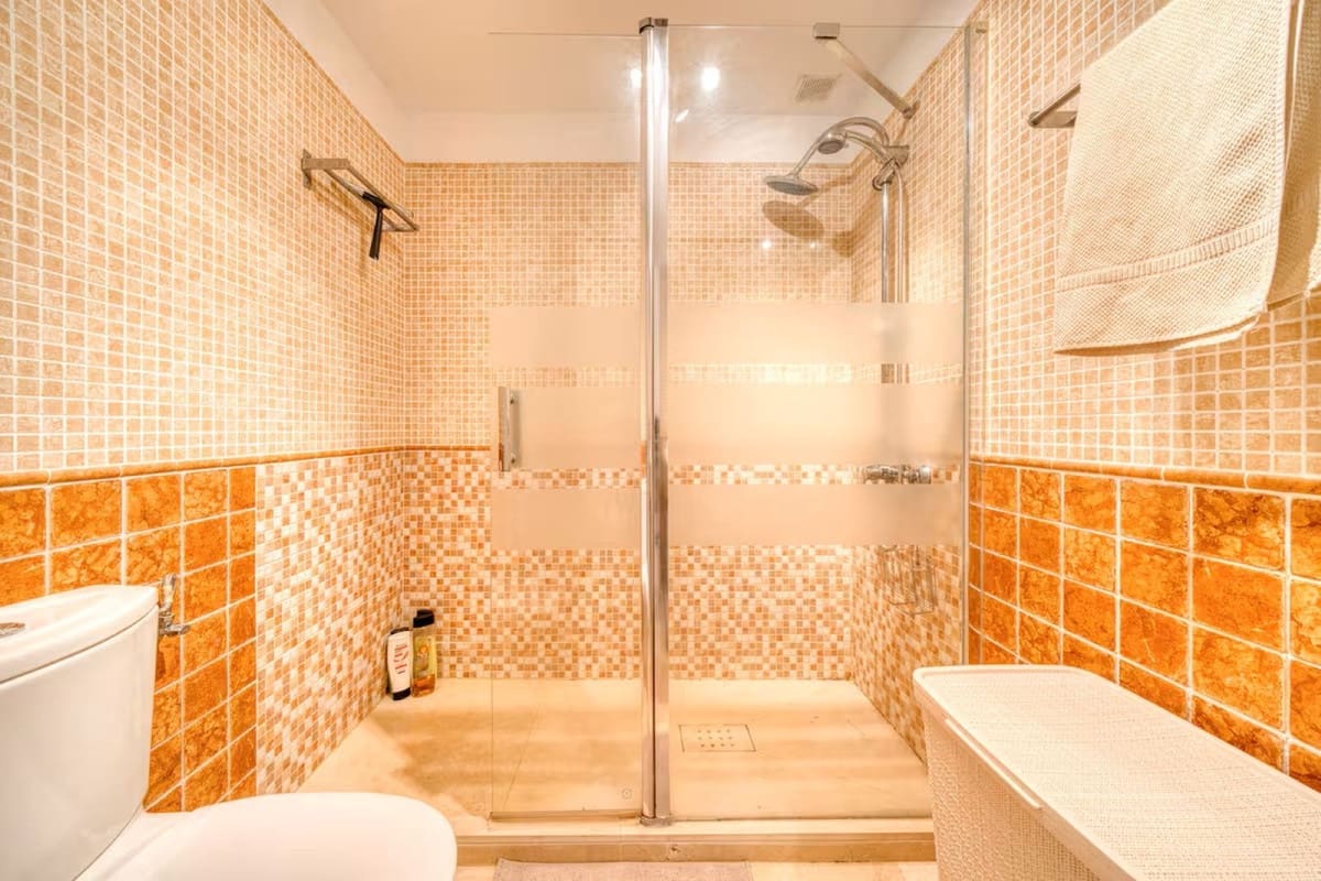 2 soverom Leilighet til leie i La Duquesa / Puerto de la Duquesa med svømmebasseng garasje - € 1 300 (Ref: 9409684)