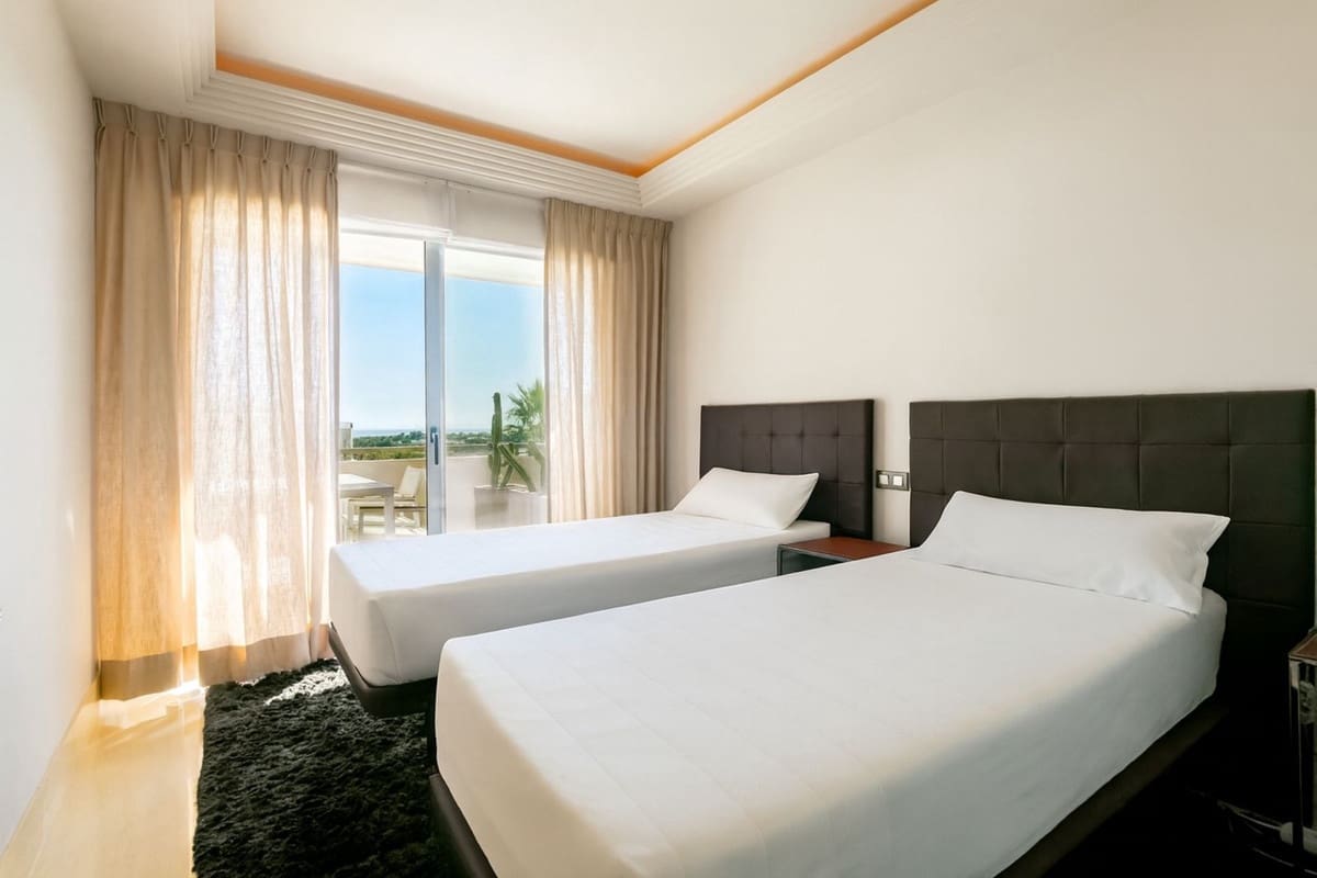 2 bedroom Apartment for sale in Marbella with pool garage - € 675,000 (Ref: 9409852)