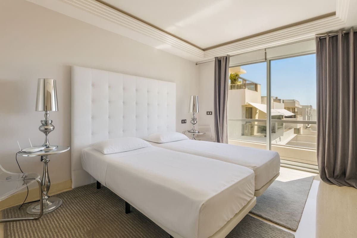 2 bedroom Apartment for sale in Marbella with pool garage - € 675,000 (Ref: 9409852)