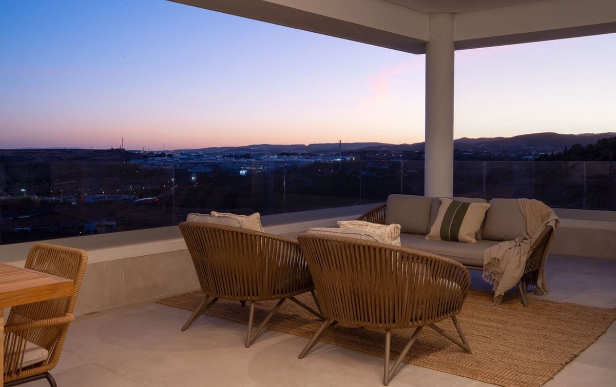 3 bedroom Apartment for sale in Estepona with garage - € 975,000 (Ref: 9409982)