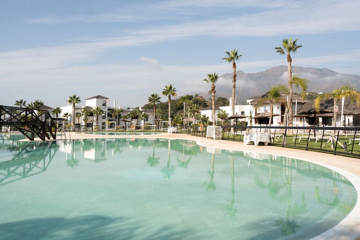 3 bedroom Apartment for sale in Estepona with garage - € 975,000 (Ref: 9409982)