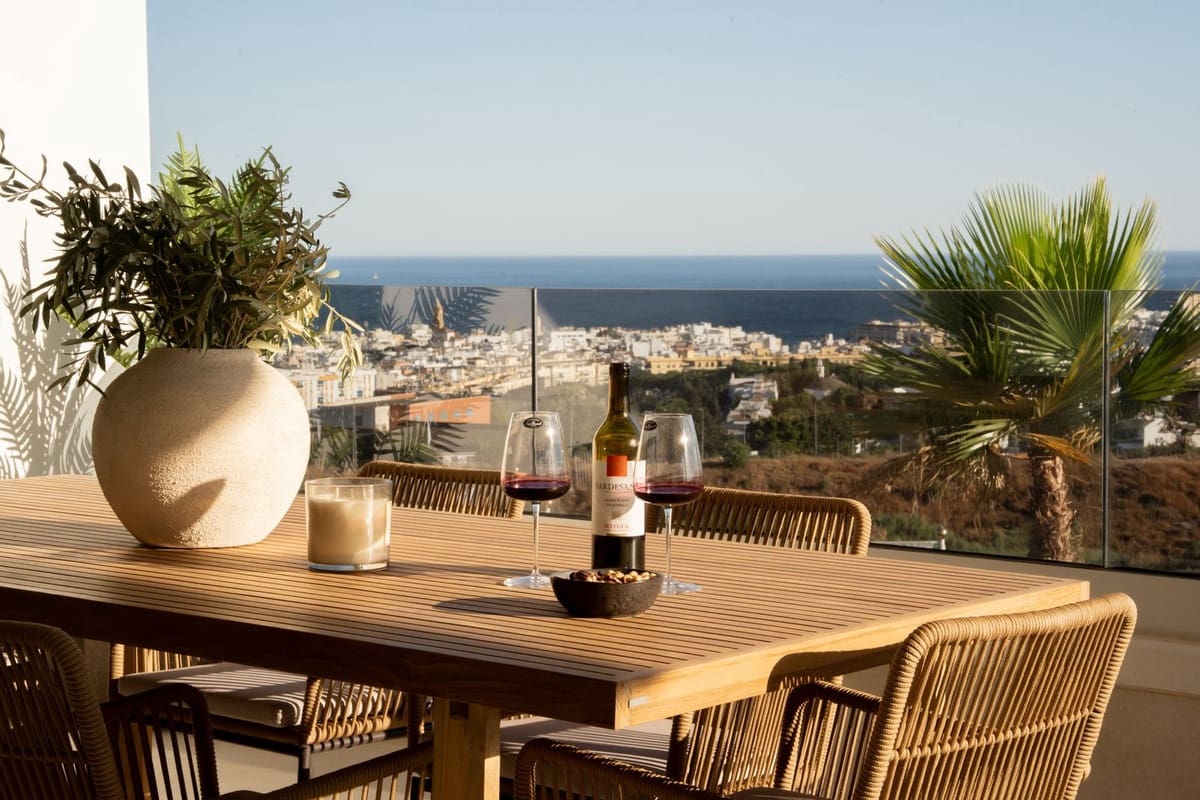 3 bedroom Apartment for sale in Estepona with garage - € 975,000 (Ref: 9409982)