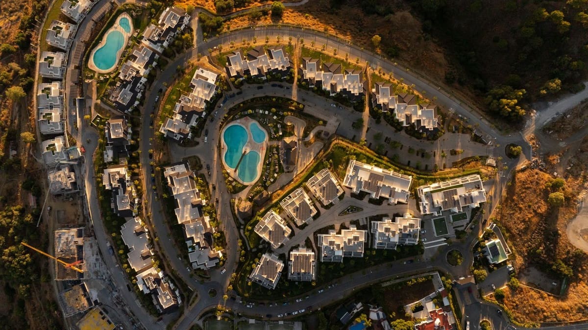 3 bedroom Apartment for sale in Estepona with garage - € 975,000 (Ref: 9409982)