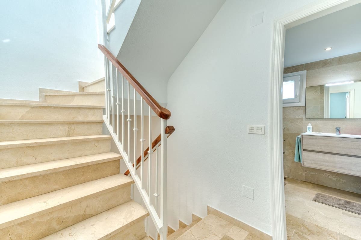 3 quarto Casa em Banda para venda em Estepona com piscina garagem - 499 950 € (Ref: 9412745)