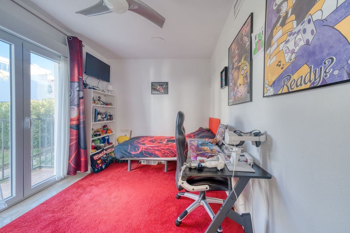 3 quarto Casa em Banda para venda em Estepona com piscina garagem - 499 950 € (Ref: 9412745)