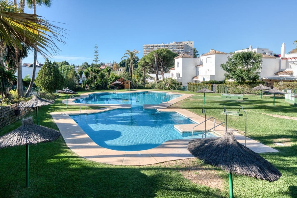 3 quarto Casa em Banda para venda em Estepona com piscina garagem - 499 950 € (Ref: 9412745)