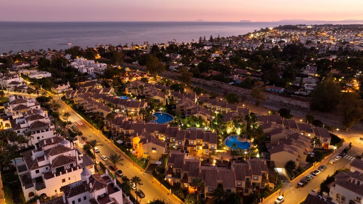 4 quarto Casa em Banda para venda em Puerto Banus com piscina garagem - 1 450 000 € (Ref: 9412747)