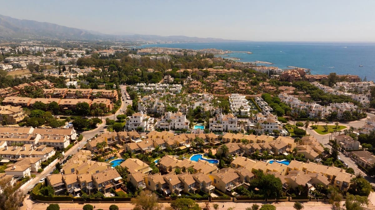 4 bedroom Townhouse for sale in Puerto Banus with pool garage - € 1,450,000 (Ref: 9412747)