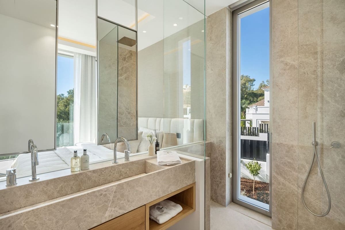 6 sypialnia Willa na sprzedaż w Marbella z basenem garażem - 10 950 000 € (Ref: 9412748)