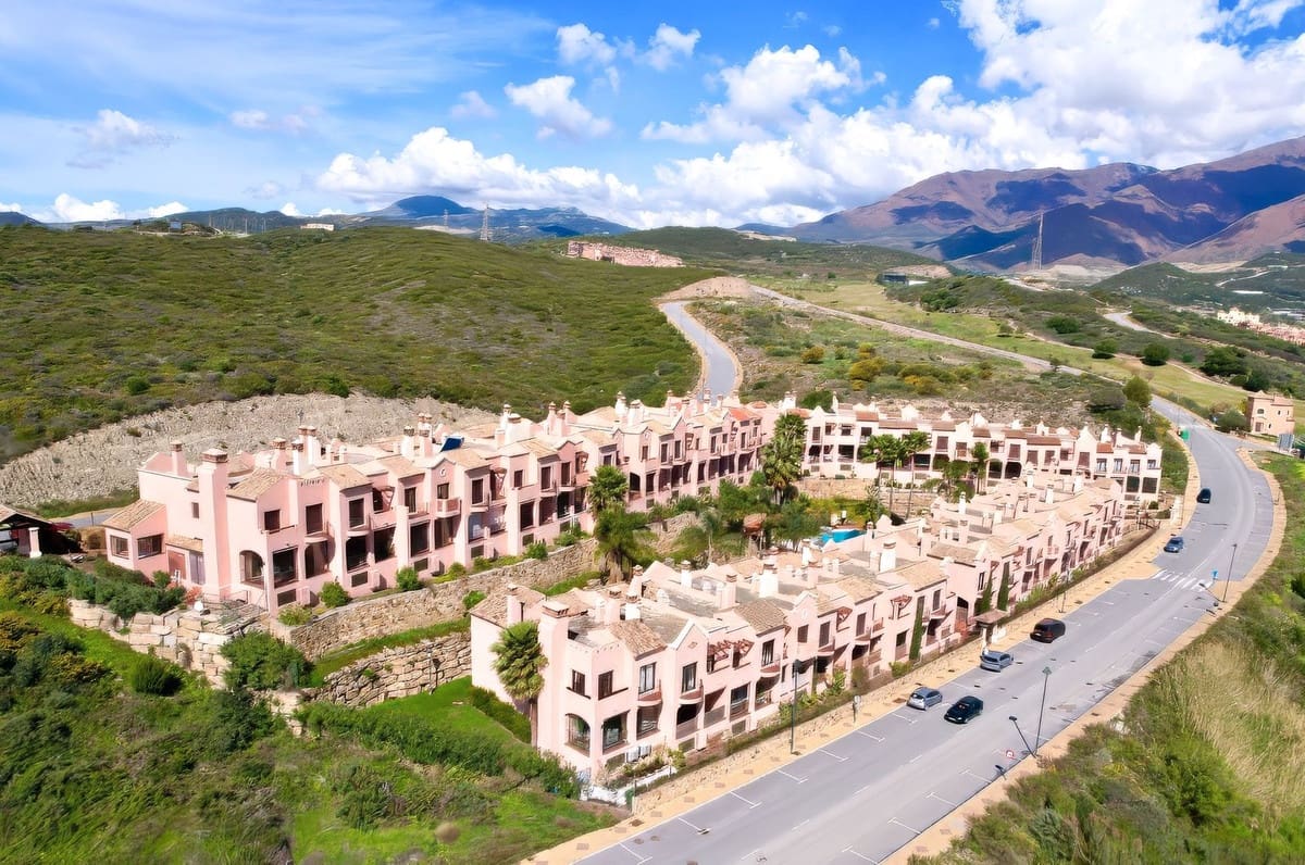 Casa de 3 habitaciones en Estepona en venta con piscina garaje - 449.000 € (Ref: 9415062)