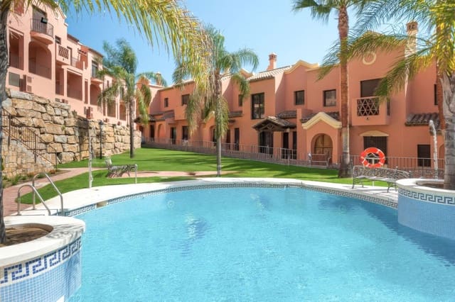 3 makuuhuone Omakotitalo myytävänä paikassa Estepona mukana uima-altaan 
autotalli - 449 000 € (Ref: 9415062)