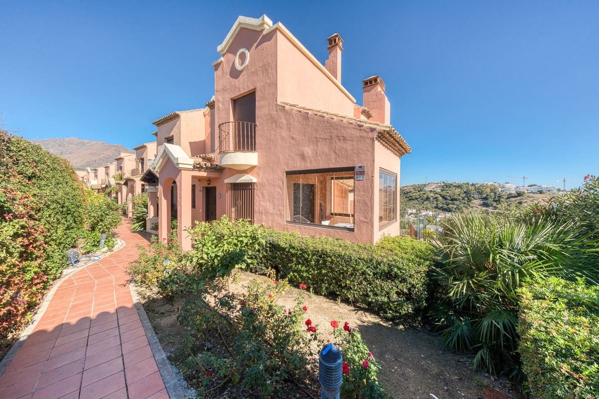 3 bedroom Townhouse for sale in Estepona with pool garage - € 449,000 (Ref: 9415062)