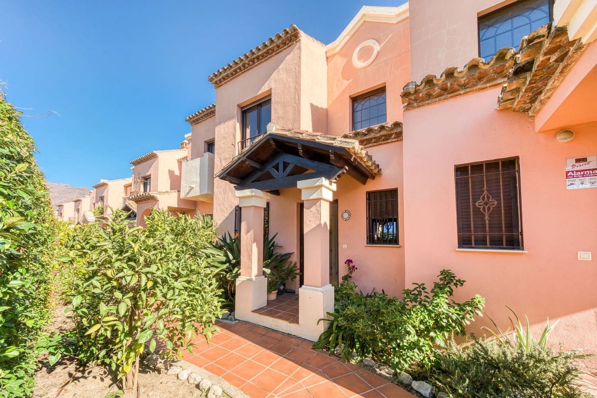3 bedroom Townhouse for sale in Estepona with pool garage - € 449,000 (Ref: 9415062)