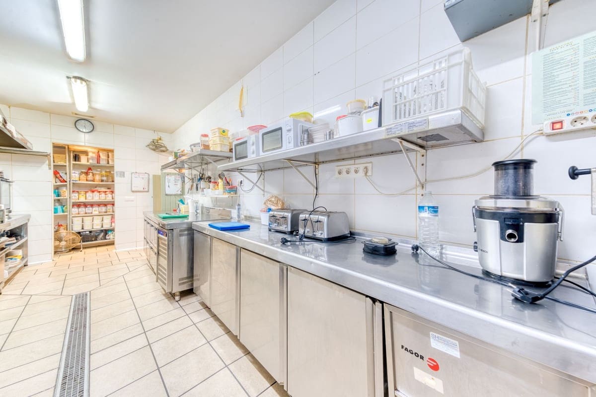 Local Comercial en San Pedro de Alcantara en venta - 525.000 € (Ref: 9415495)