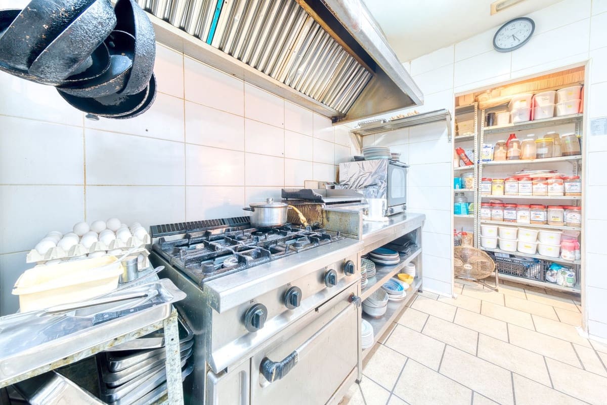 Commercial for sale in San Pedro de Alcantara - € 525,000 (Ref: 9415495)