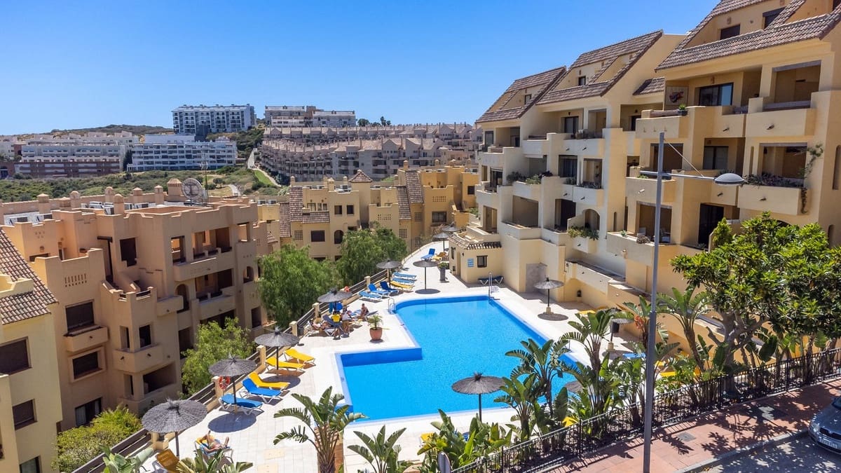 2 bedroom Apartment for holiday rental in La Duquesa / Puerto de la Duquesa with pool garage - € 1,750 (Ref: 9417617)