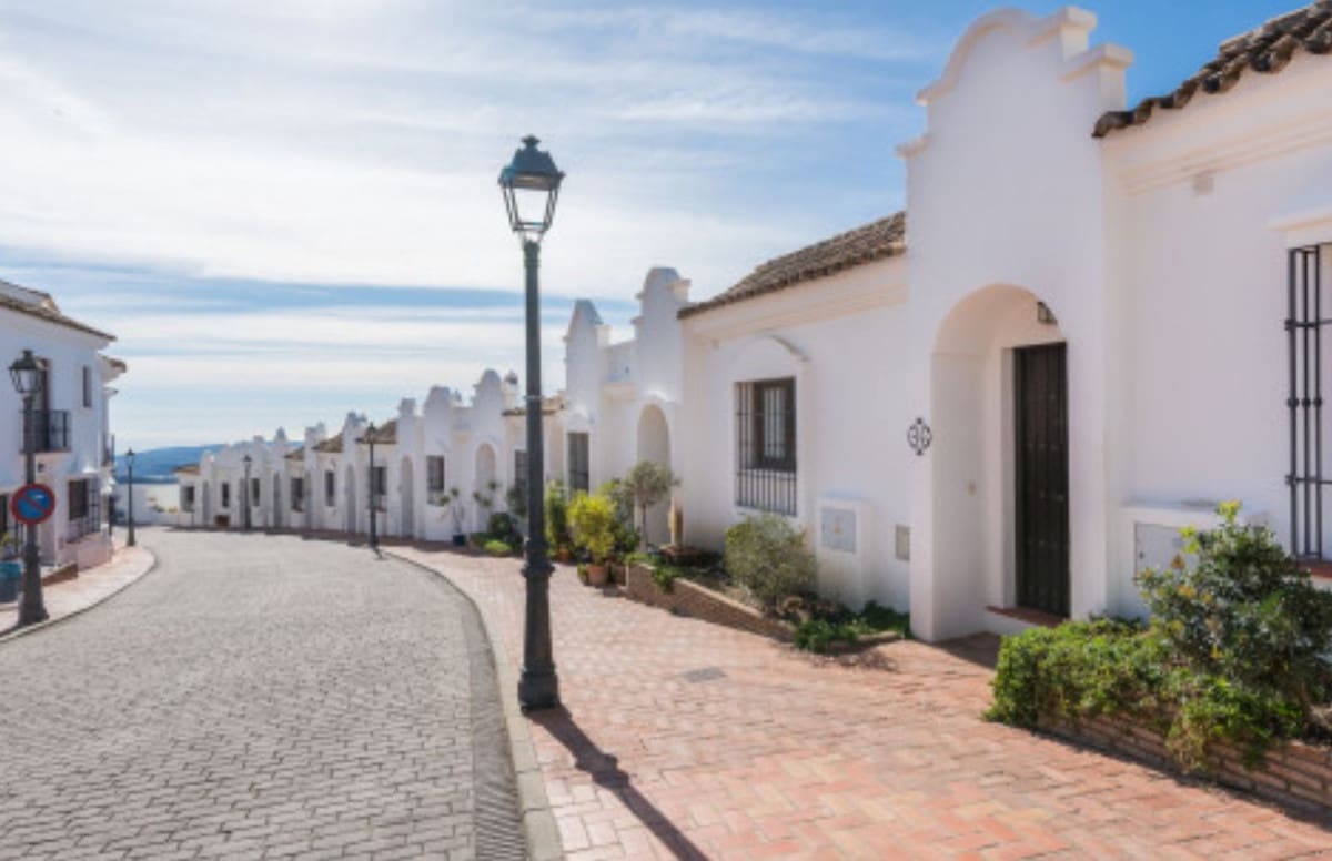 3 bedroom Townhouse for sale in Bahia de Casares with pool garage - € 410,000 (Ref: 9426431)