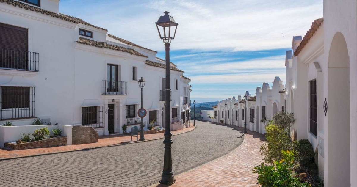 3 bedroom Townhouse for sale in Bahia de Casares with pool garage - € 410,000 (Ref: 9426431)