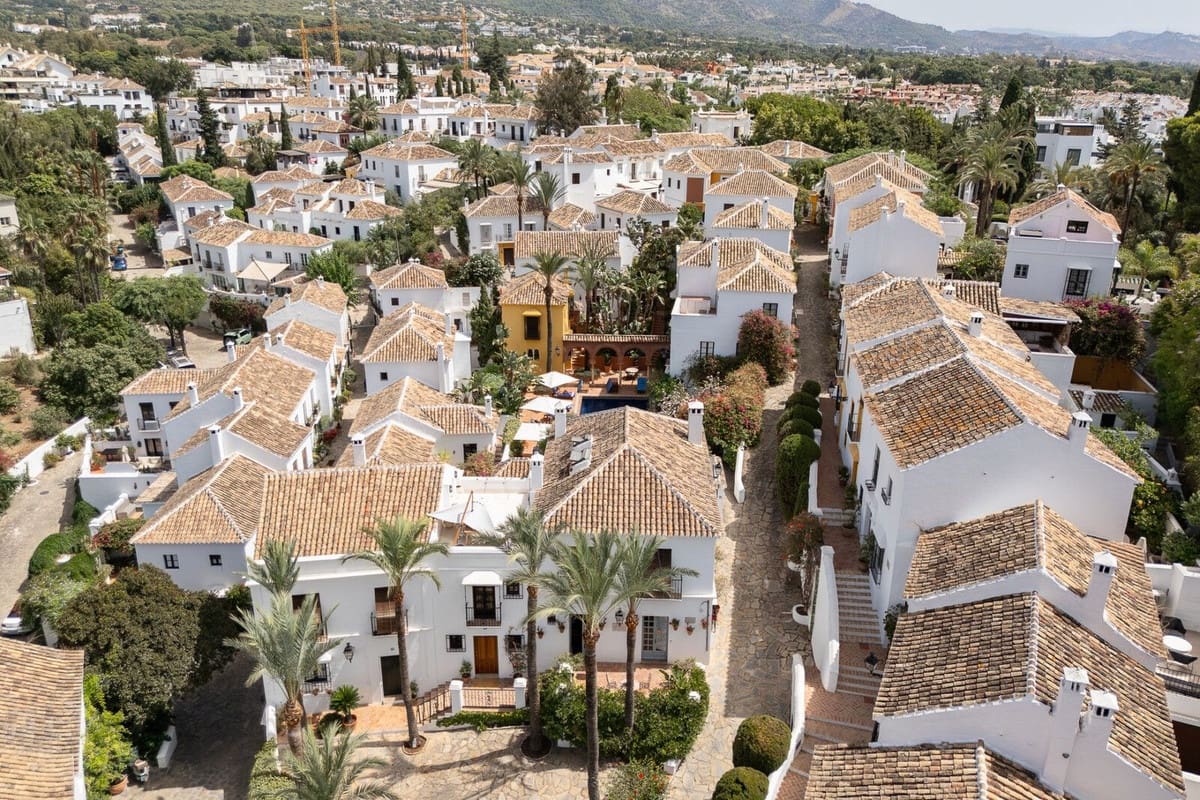 3 slaapkamer Huis te koop in Golden Mile met zwembad - € 1.695.000 (Ref: 9426432)