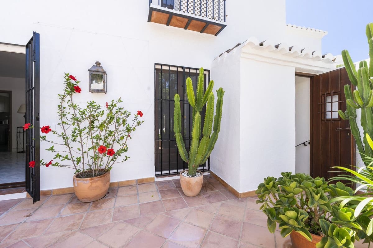 3 slaapkamer Huis te koop in Golden Mile met zwembad - € 1.695.000 (Ref: 9426432)