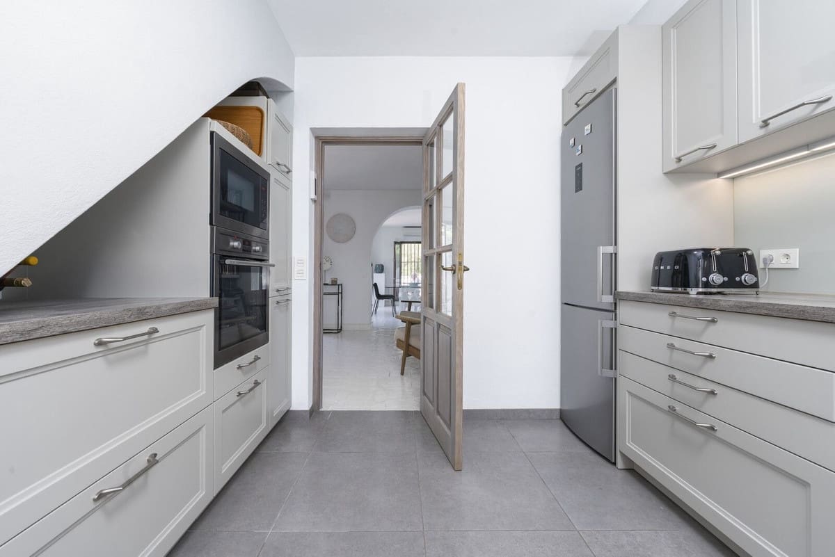 3 slaapkamer Huis te koop in Golden Mile met zwembad - € 1.695.000 (Ref: 9426432)