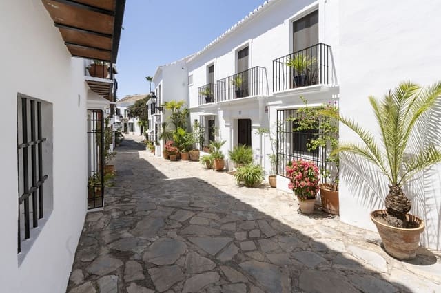 Casa de 3 habitaciones en Golden Mile, Marbella en venta con piscina - 1.695.000 € (Ref: 9426432)